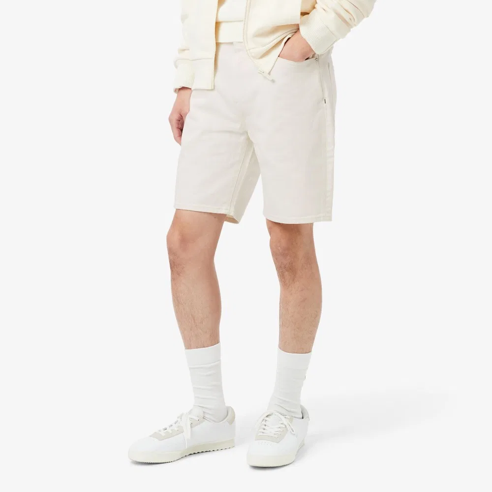 Мужские джинсовые шорты бермуды молочного цвета от Lacoste — фото 2