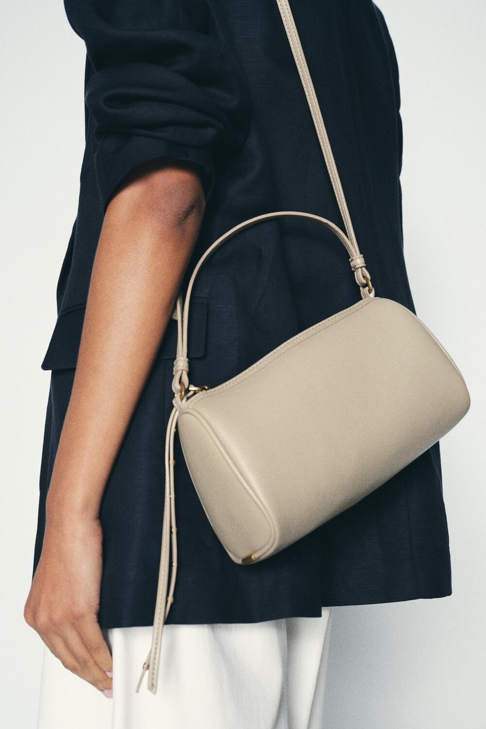 

Сумка через плечо с мини-заклепками ZARA, бежевый