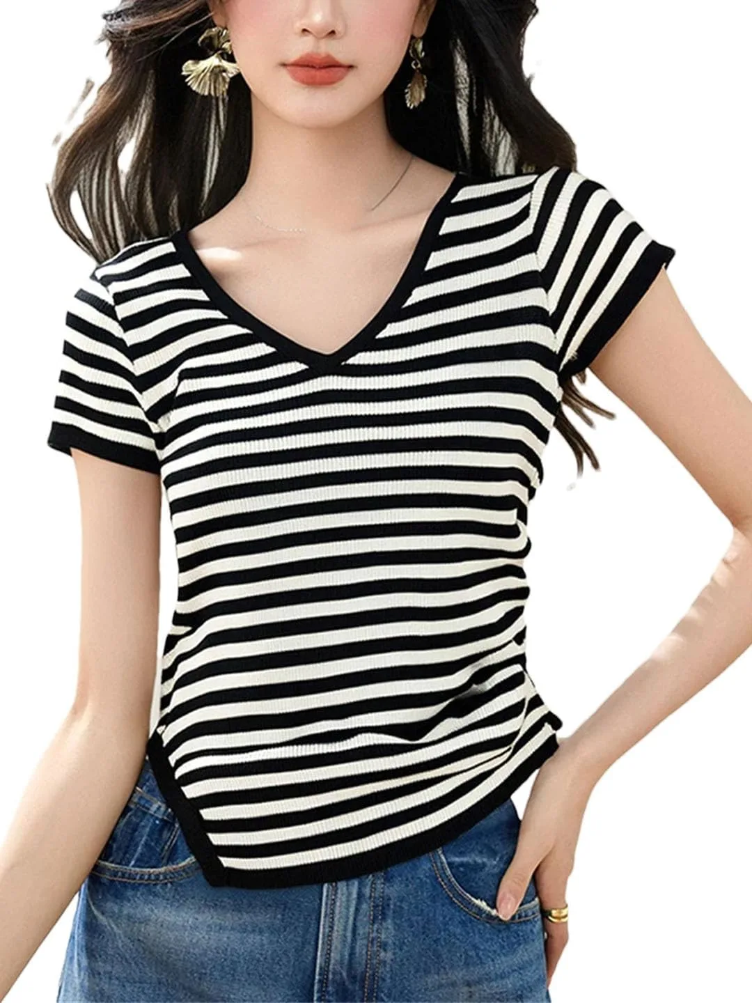 

Женская футболка с V-образным вырезом и полосками