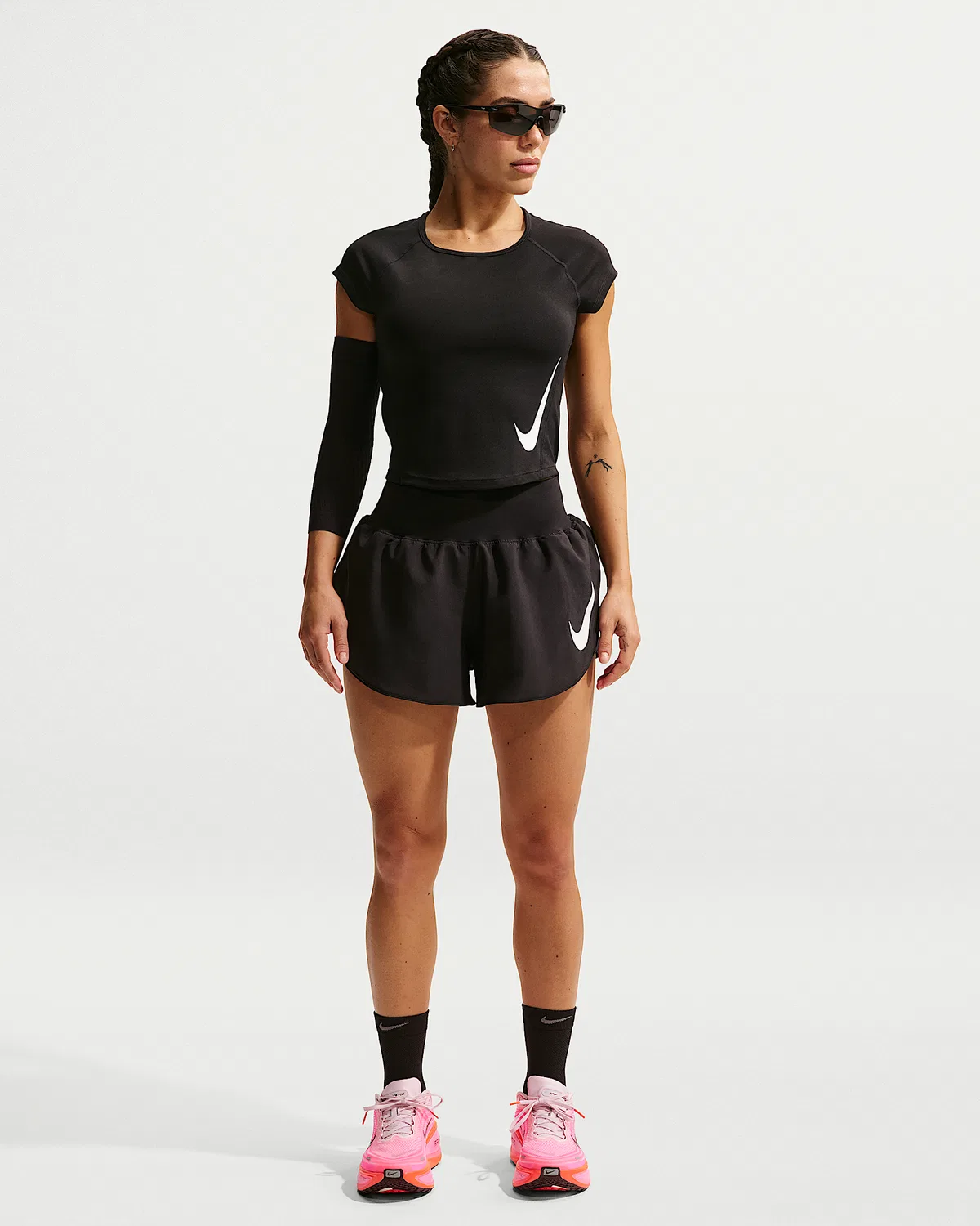 Женский топ для бега Nike Tempo Swoosh Dri-FIT с коротким рукавом, Black/White/White — фото 4