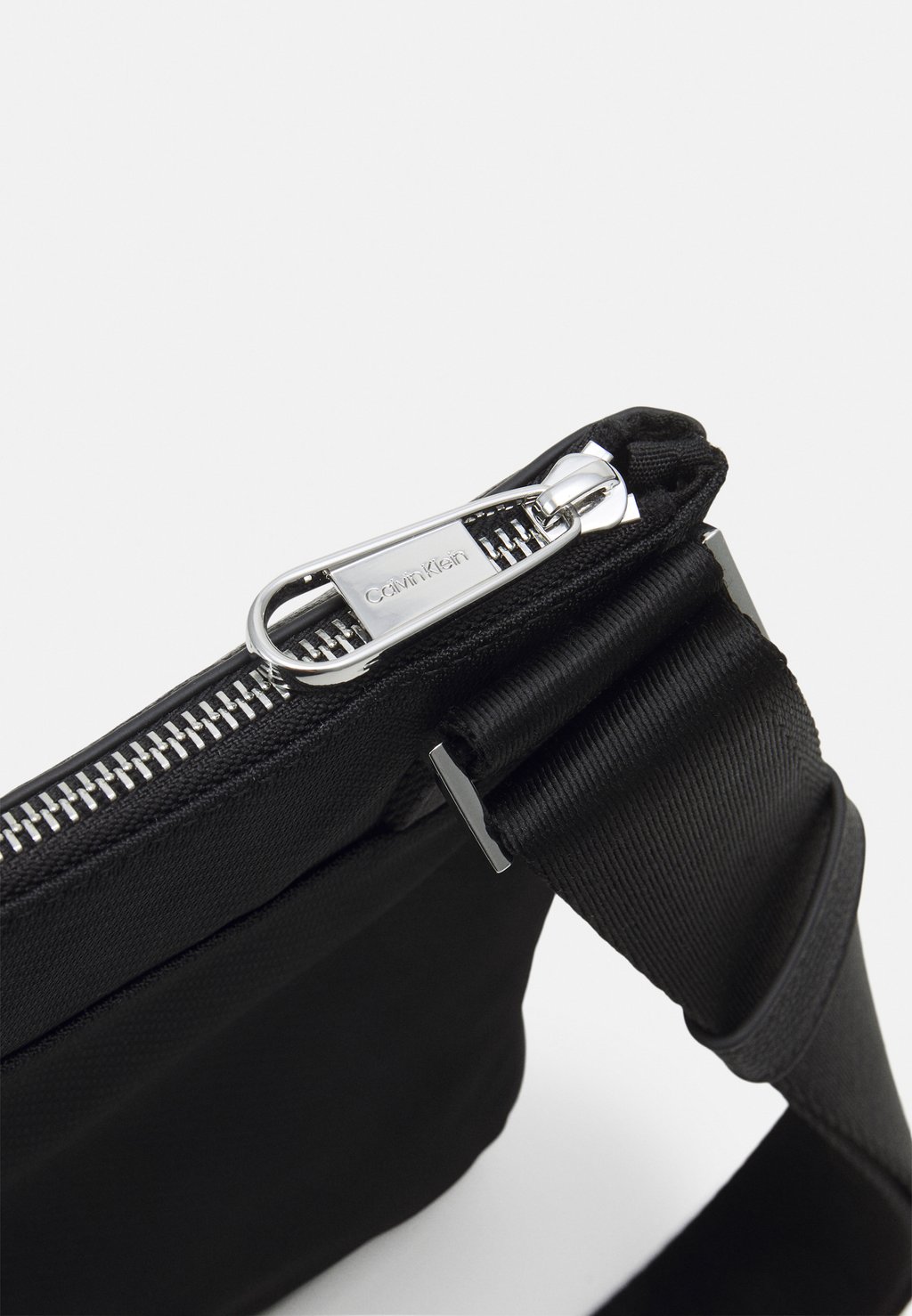 

Сумка через плечо ELEVATED FLATPACK UNISEX Calvin Klein, черный