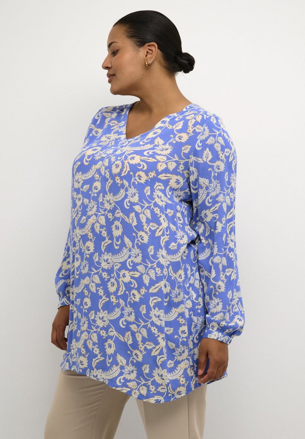 

Блузка AMI PRINTED Kaffe Curve, цвет ultramarine white flower