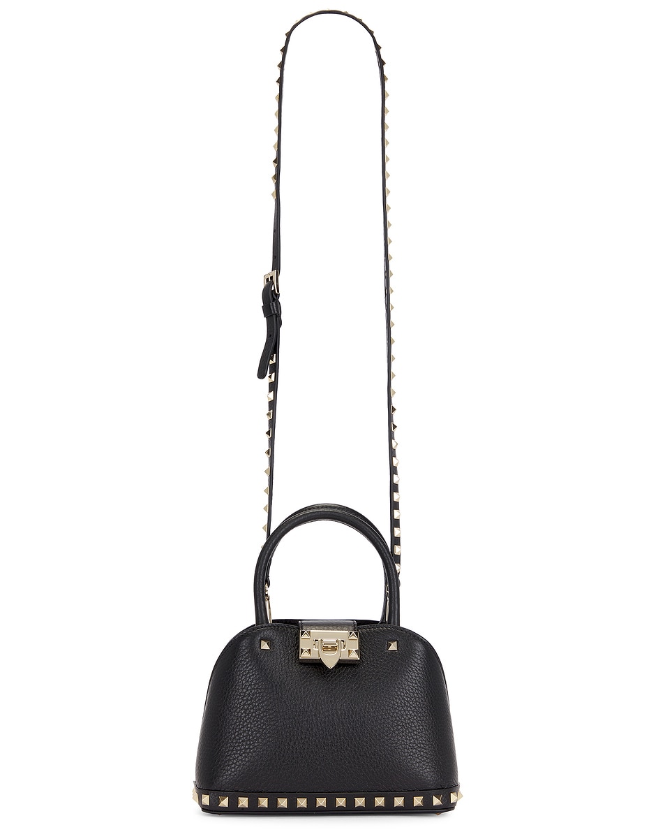 

Маленькая сумка с двойной ручкой Rockstud Valentino Garavani, цвет Nero