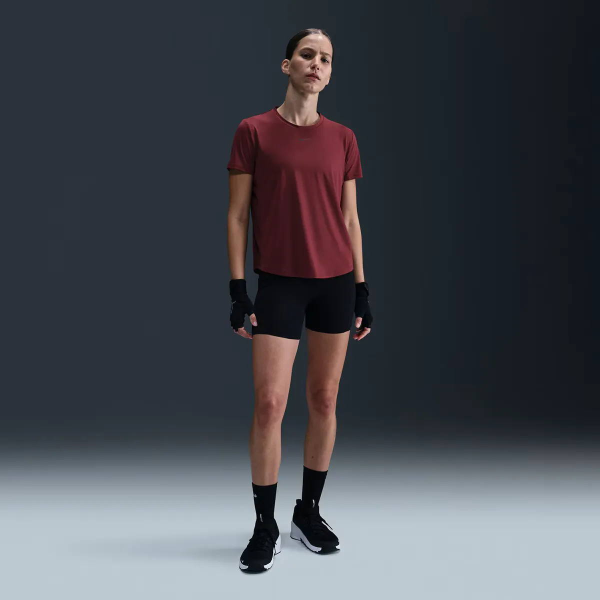 

Одна классическая женская футболка Nike, гранатовый