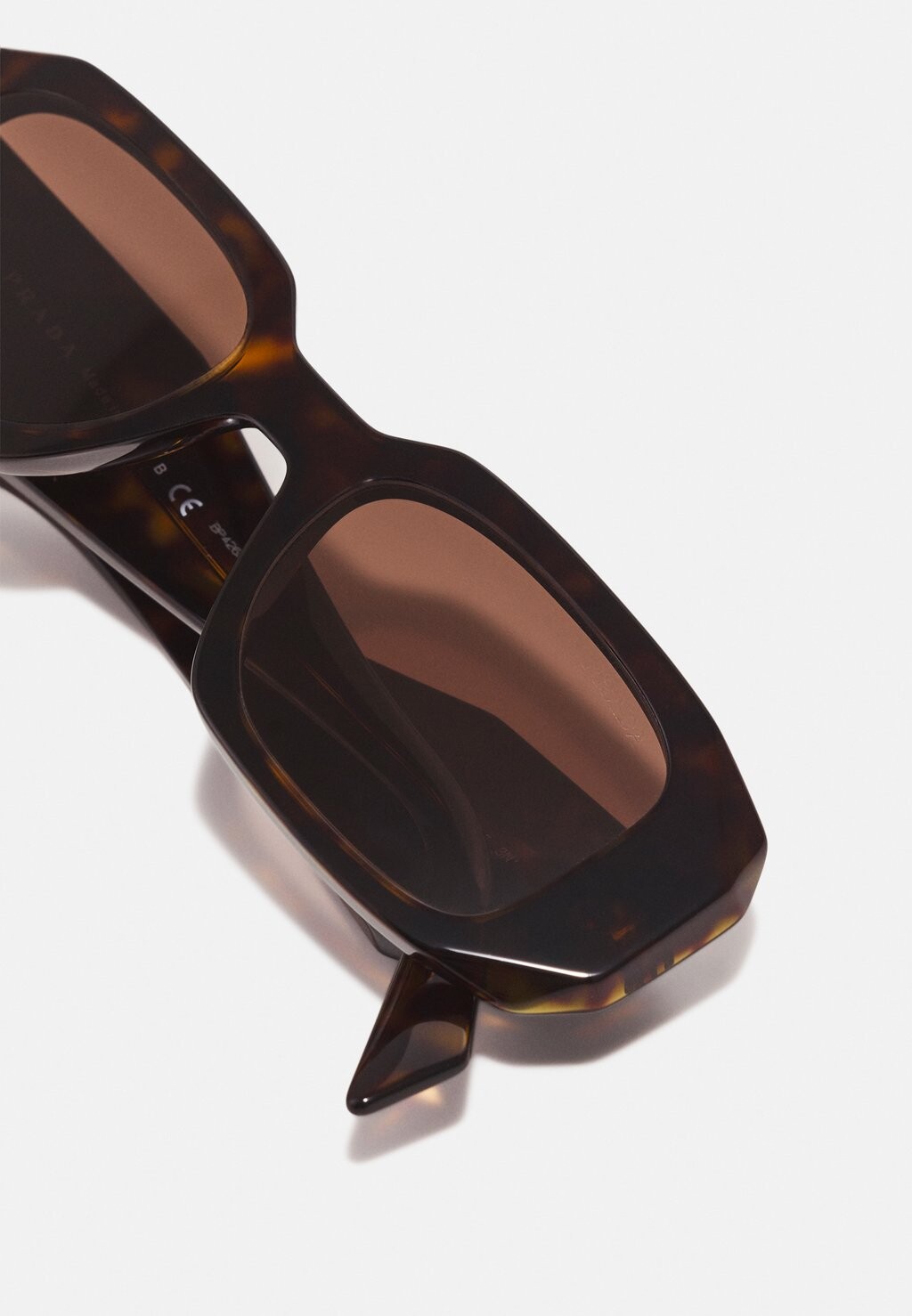 

Солнцезащитные очки Unisex Prada, темно коричневый