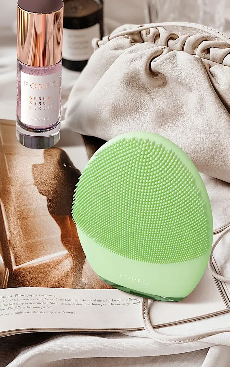 Смарт-щетка для лица Foreo Luna 4 для комбинированной кожи Prettylittlething, зеленый — фото 3