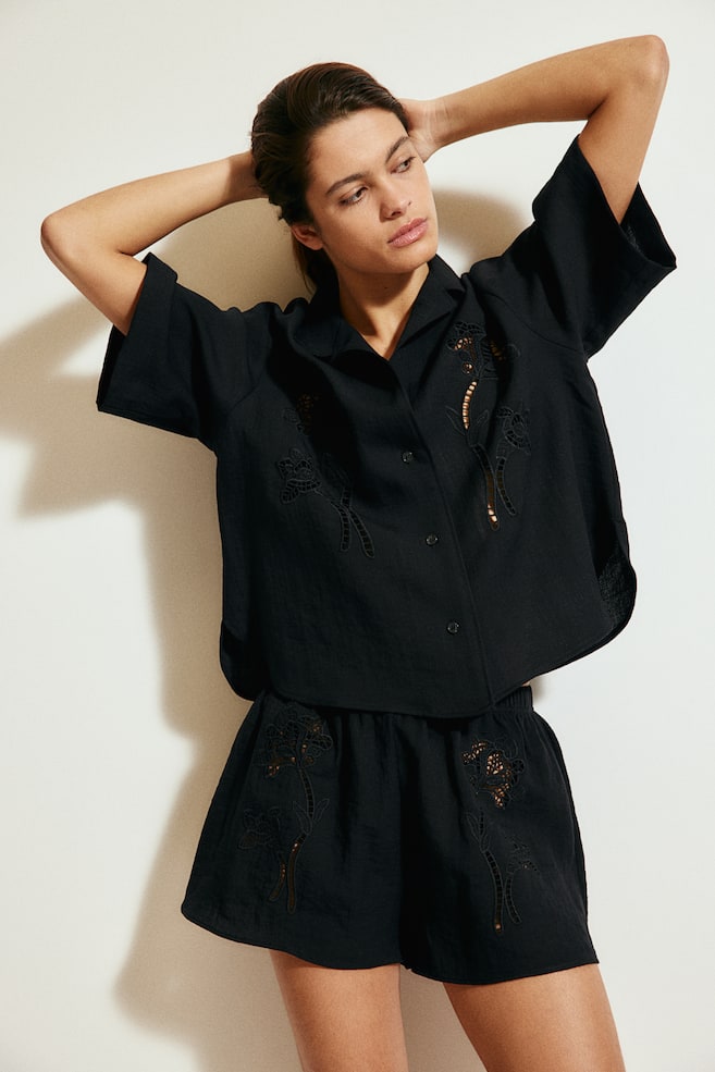 

Шорты с вышивкой ришелье H&M, черный