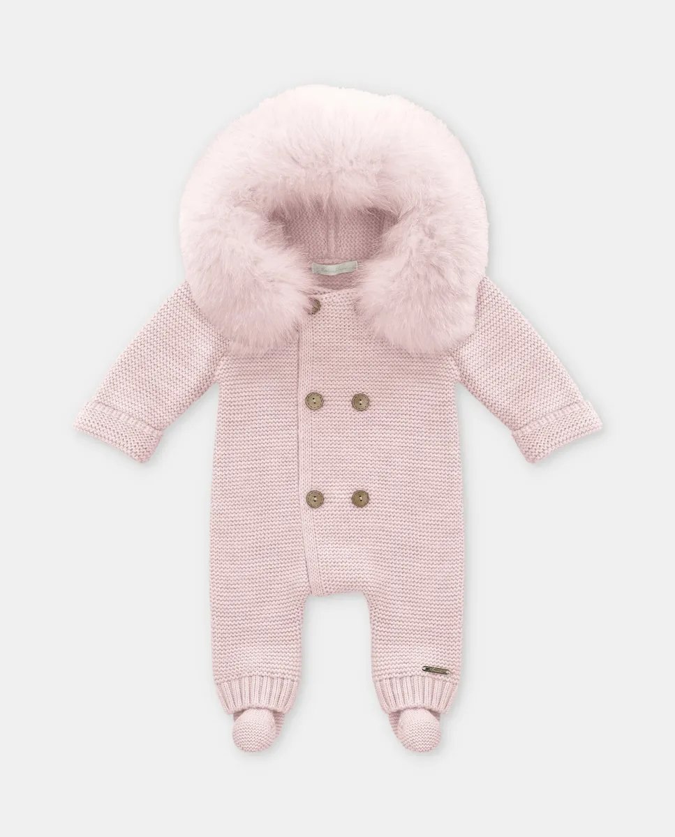 

Вязаный детский комбинезон с капюшоном и искусственным мехом розового цвета Martín Aranda