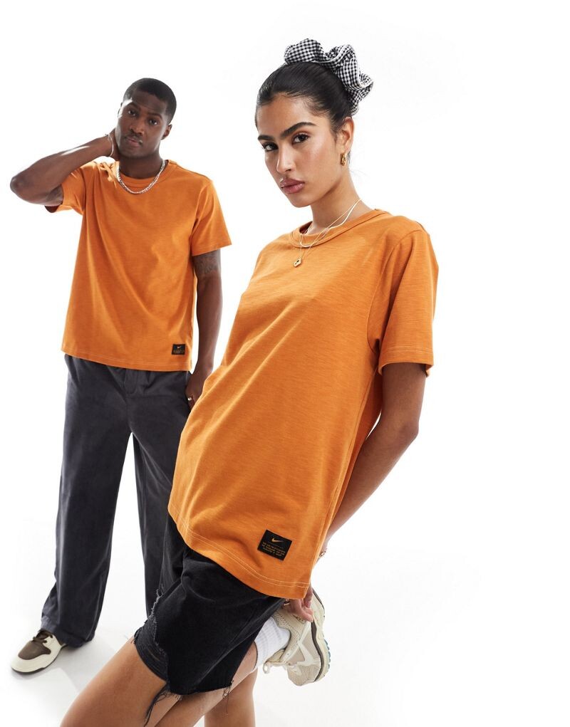 

Оранжевая трикотажная футболка Nike Life