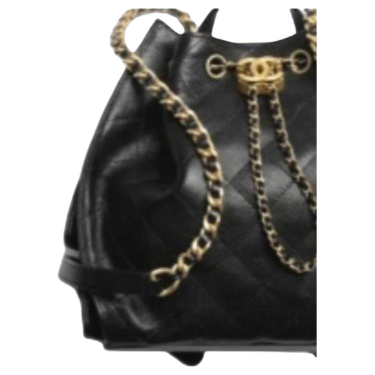 CHANEL Средняя женская сумка рюкзак из тисненой телячьей кожи с золотистой металлической фурнитурой черный — фото 3