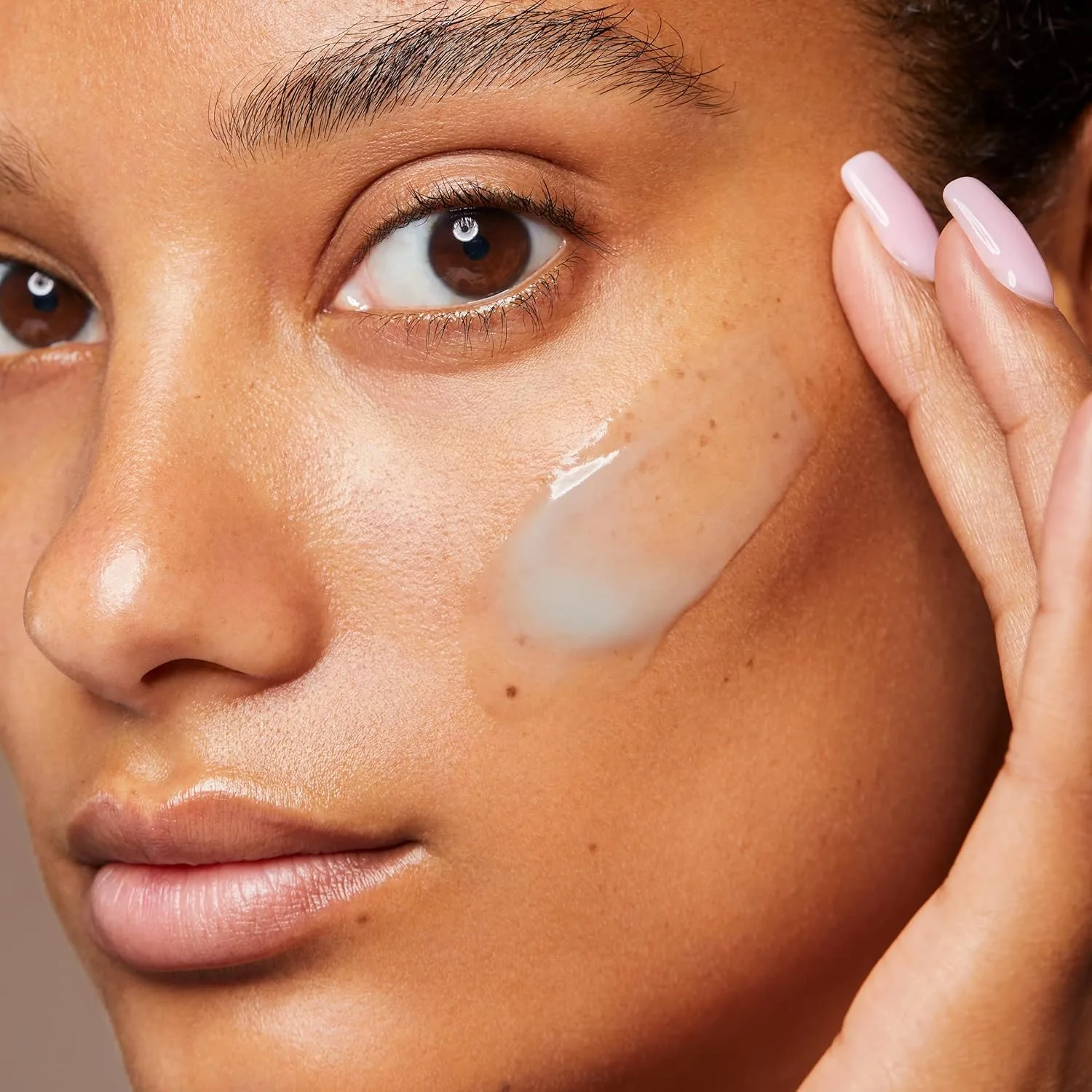 Сыворотка Clarins — Hydra-Essentiel Matte Gel, интенсивное увлажнение и матирование, 60 секунд до упругой, 77 мл — фото 4