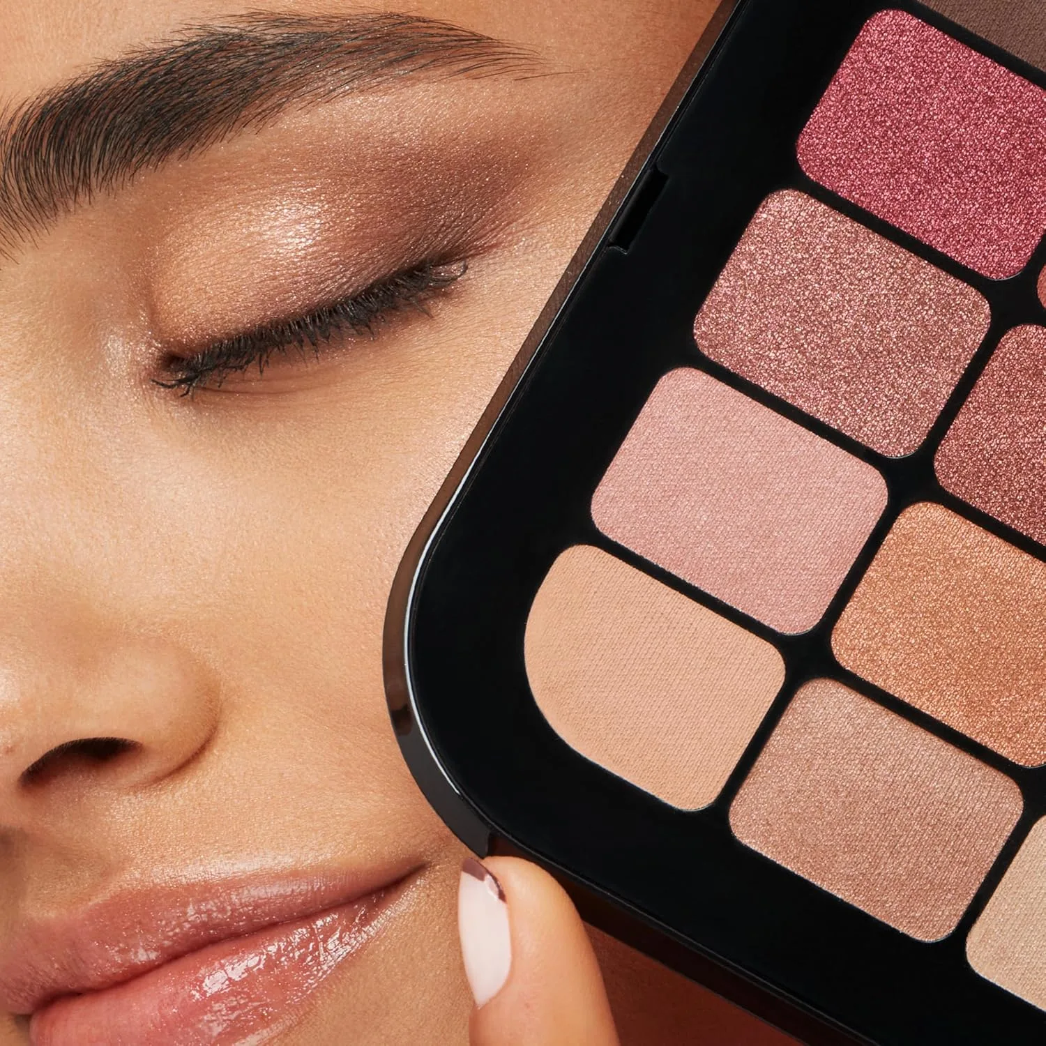 Палитра теней для век KIKO Milano Master | 15 матовых и металлических оттенков, 02 Touch Of Glamour — фото 4