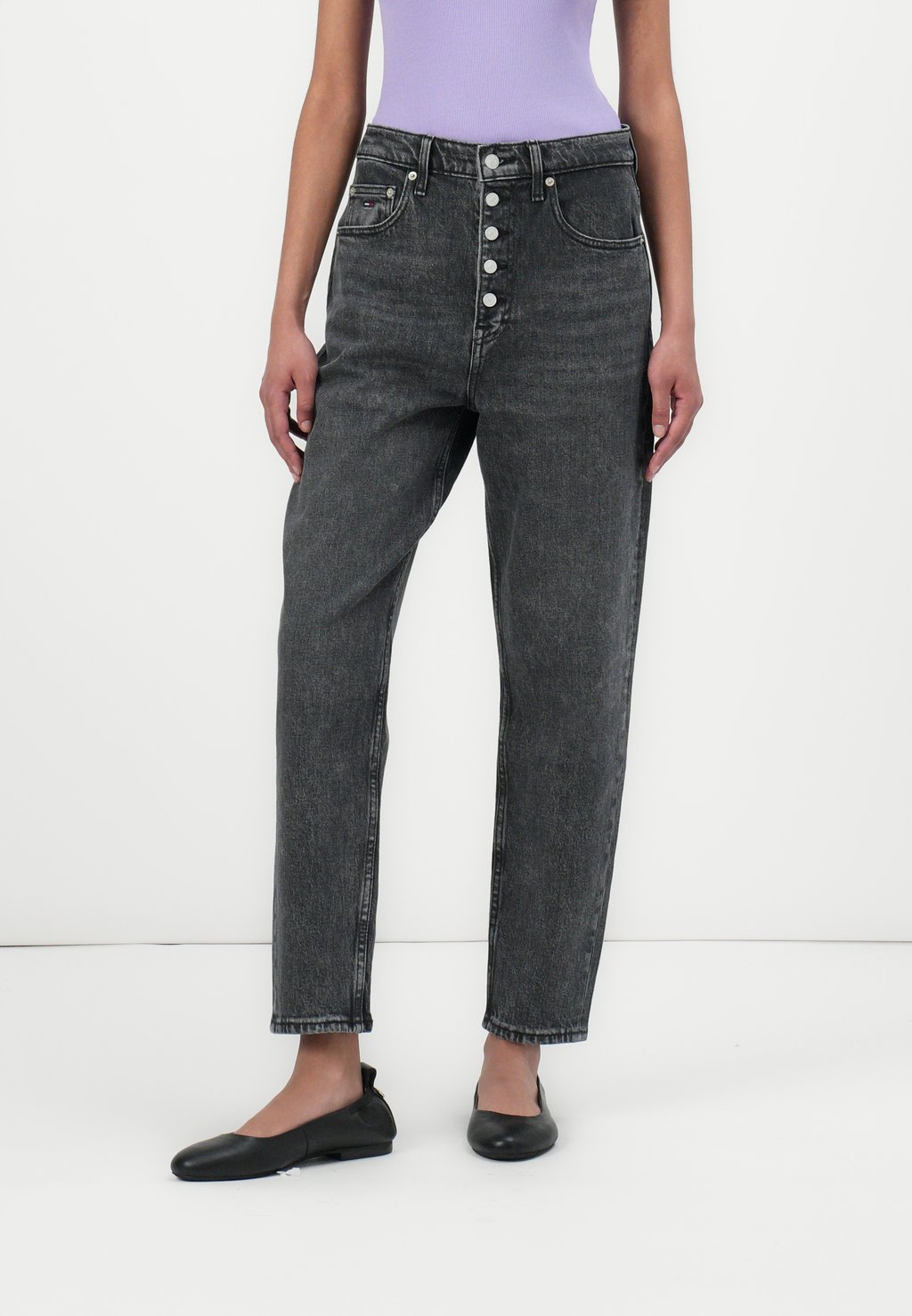 

Джинсы свободного кроя MOM Tommy Jeans, цвет Denim Washed Black