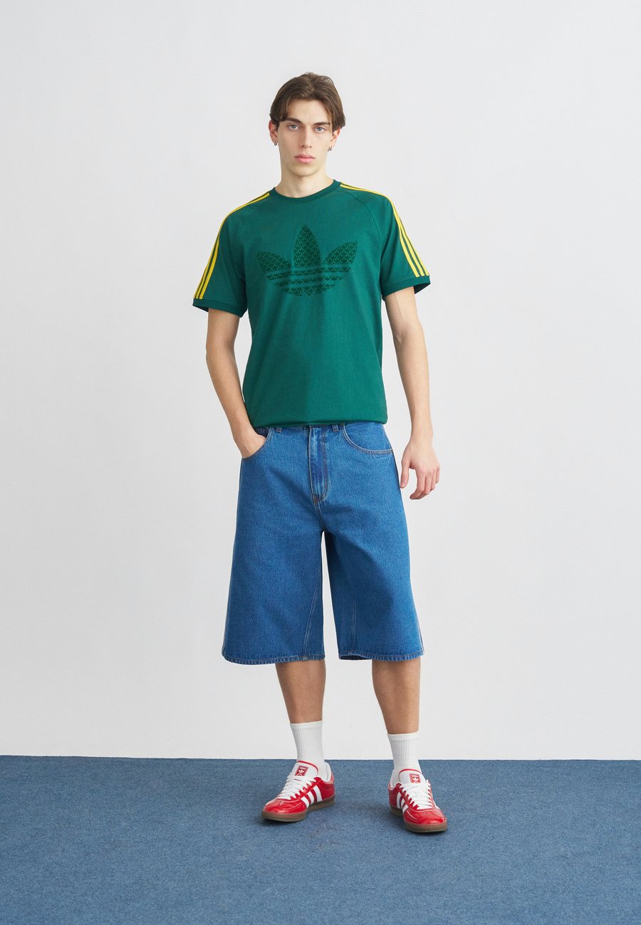 Футболка Adidas Originals MONOGRAM STRIPES TEE, Collegiate Green/Dark Green — фото 2