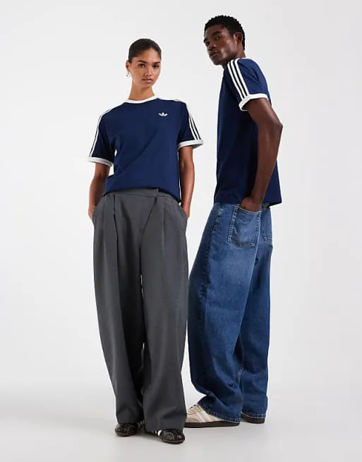 Темно-синяя футболка с тремя полосками adidas Originals — фото 2