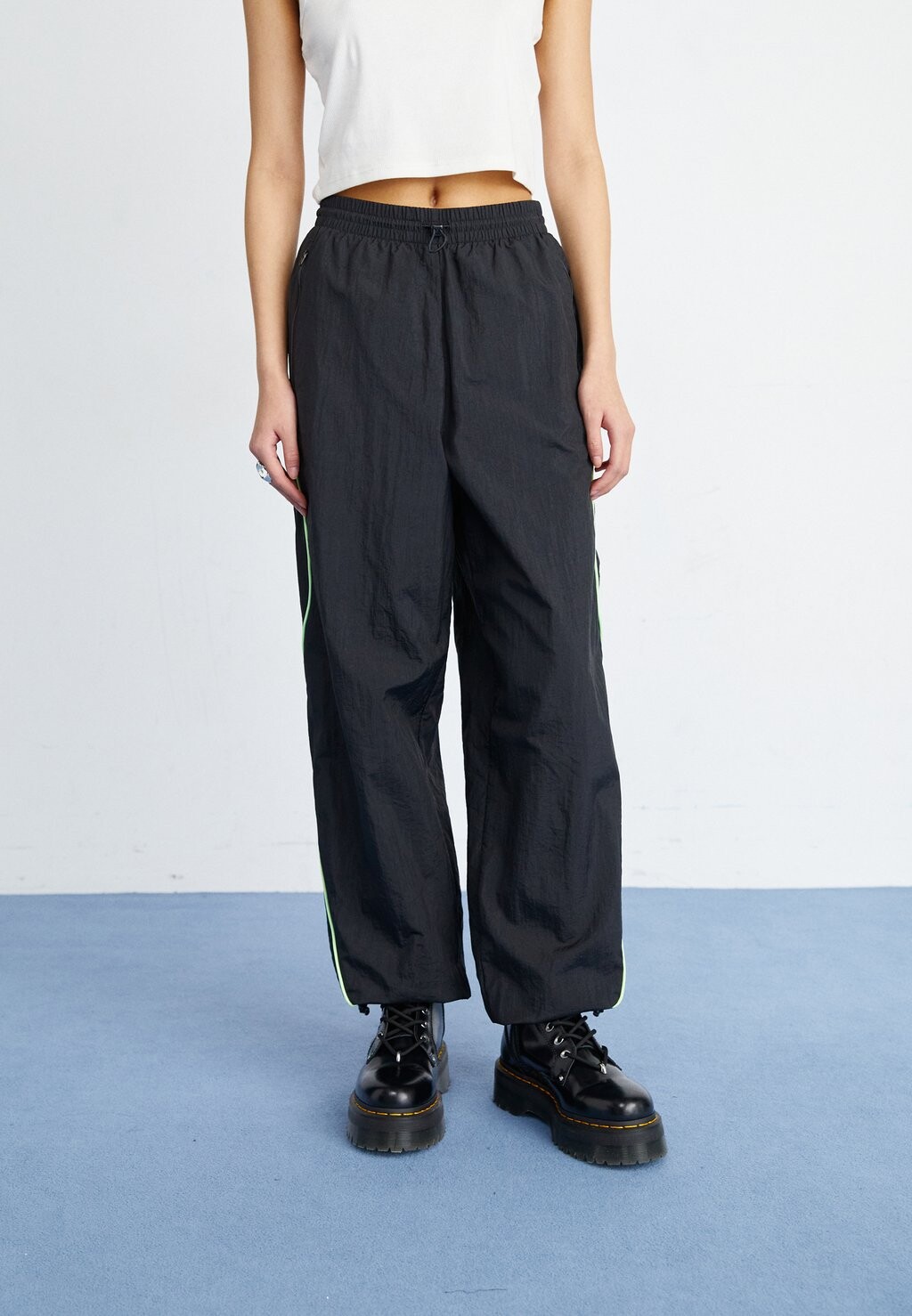 

Брюки Loose Parachute Pant adidas Originals, черный