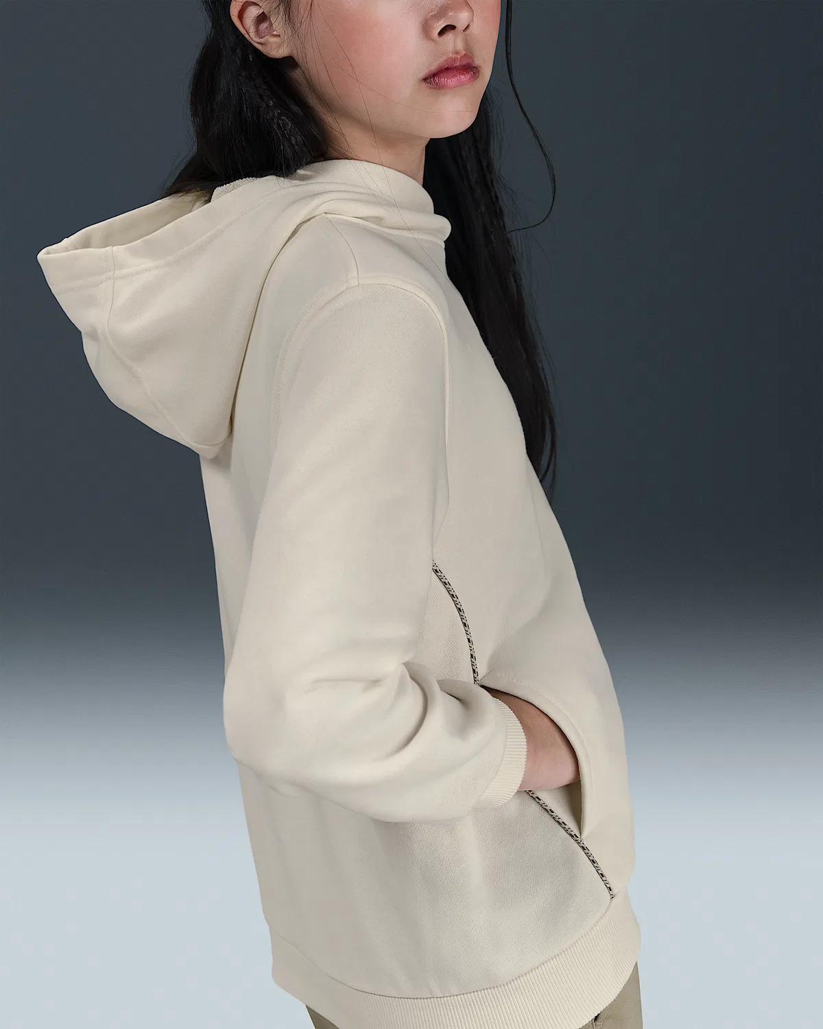 Детская толстовка Nike Sportswear Club из французского флиса, Soft Pearl/Light Orewood Brown — фото 4