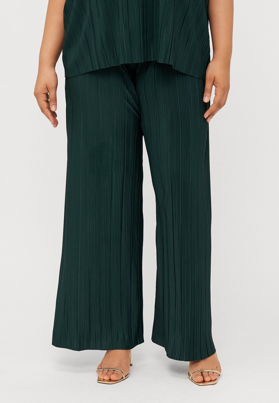 

Брюки ONLY Carmakoma CARRAVENNA PLISSE, Scarab/Dark Green
