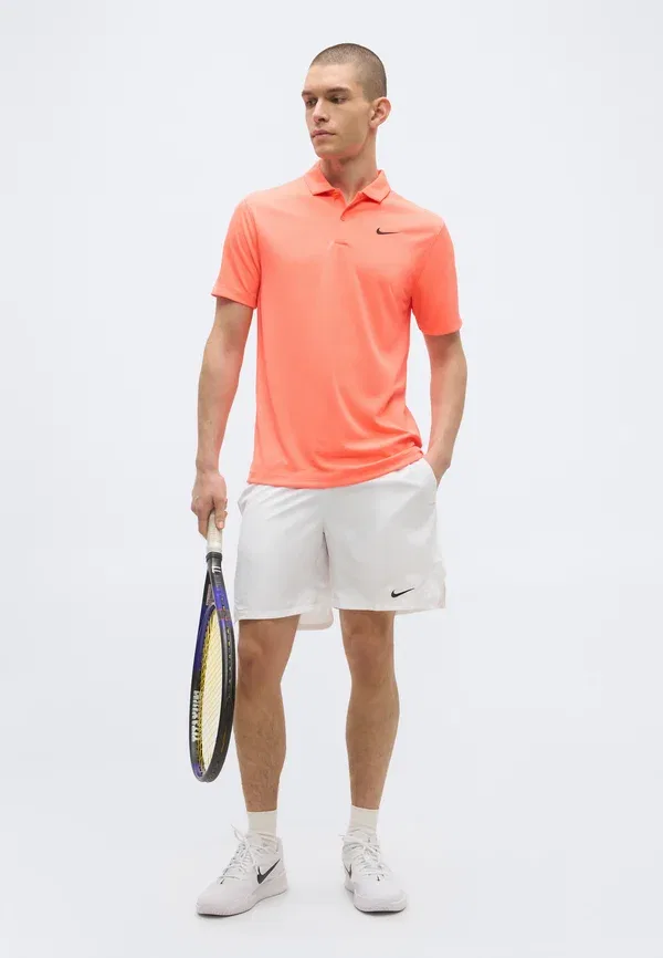 Поло Nikecourt Solid от Nike Performance, цвет горячая лава/черный — фото 2