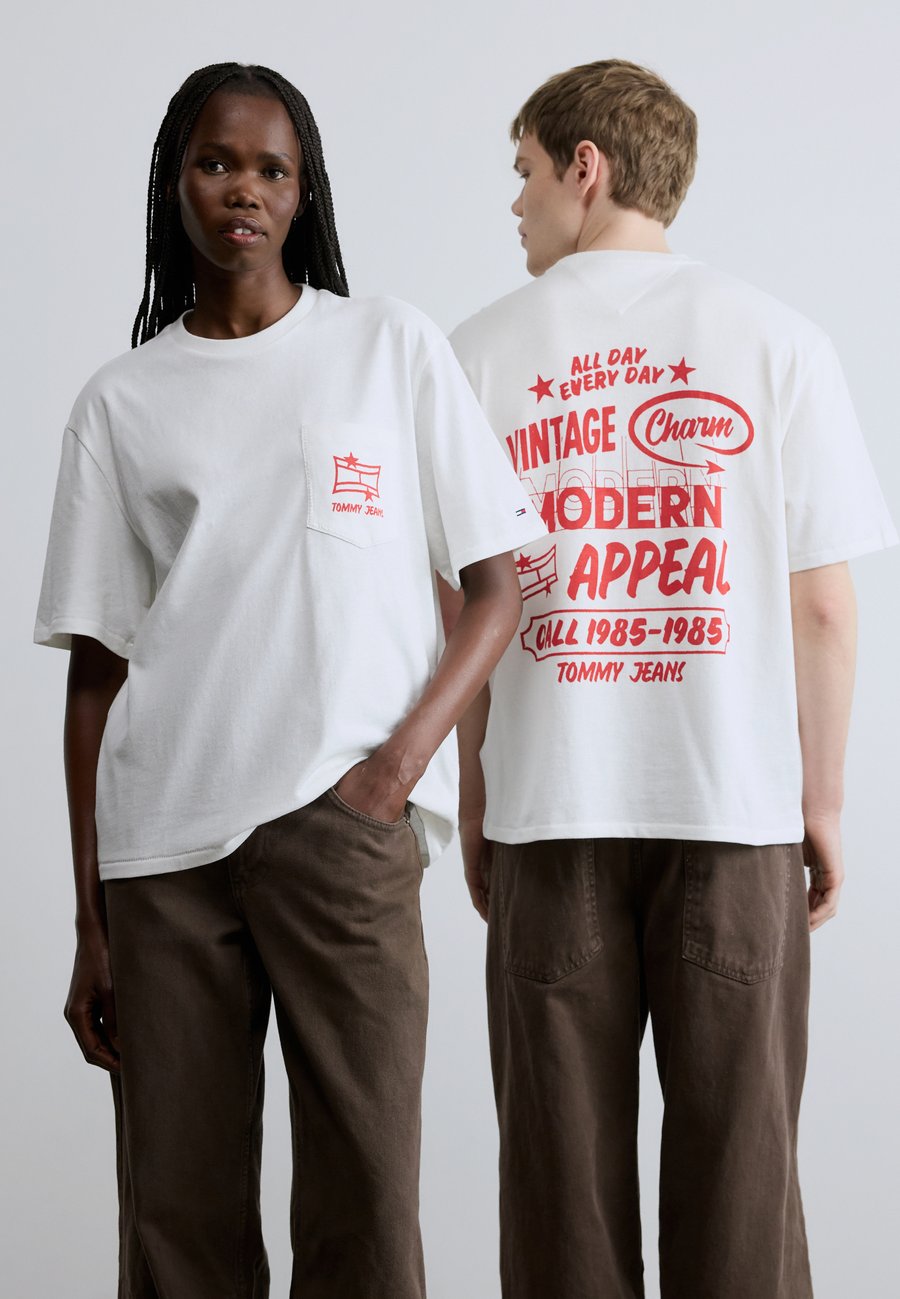 

Футболка Tommy Jeans 90S GRAFFITI POCKET UNISEX, Ecru/Off-White, Белый, Футболка Tommy Jeans 90S GRAFFITI POCKET UNISEX, Ecru/Off-White