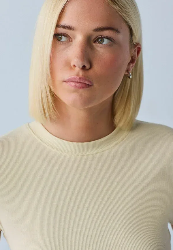 Футболка Next Regular Fit Ribbed Cropped Badge Detail, бежевая — фото 4