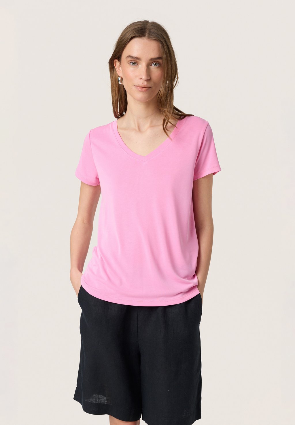 

Базовая футболка COLUMBINE V-NECK Soaked in Luxury, розовый