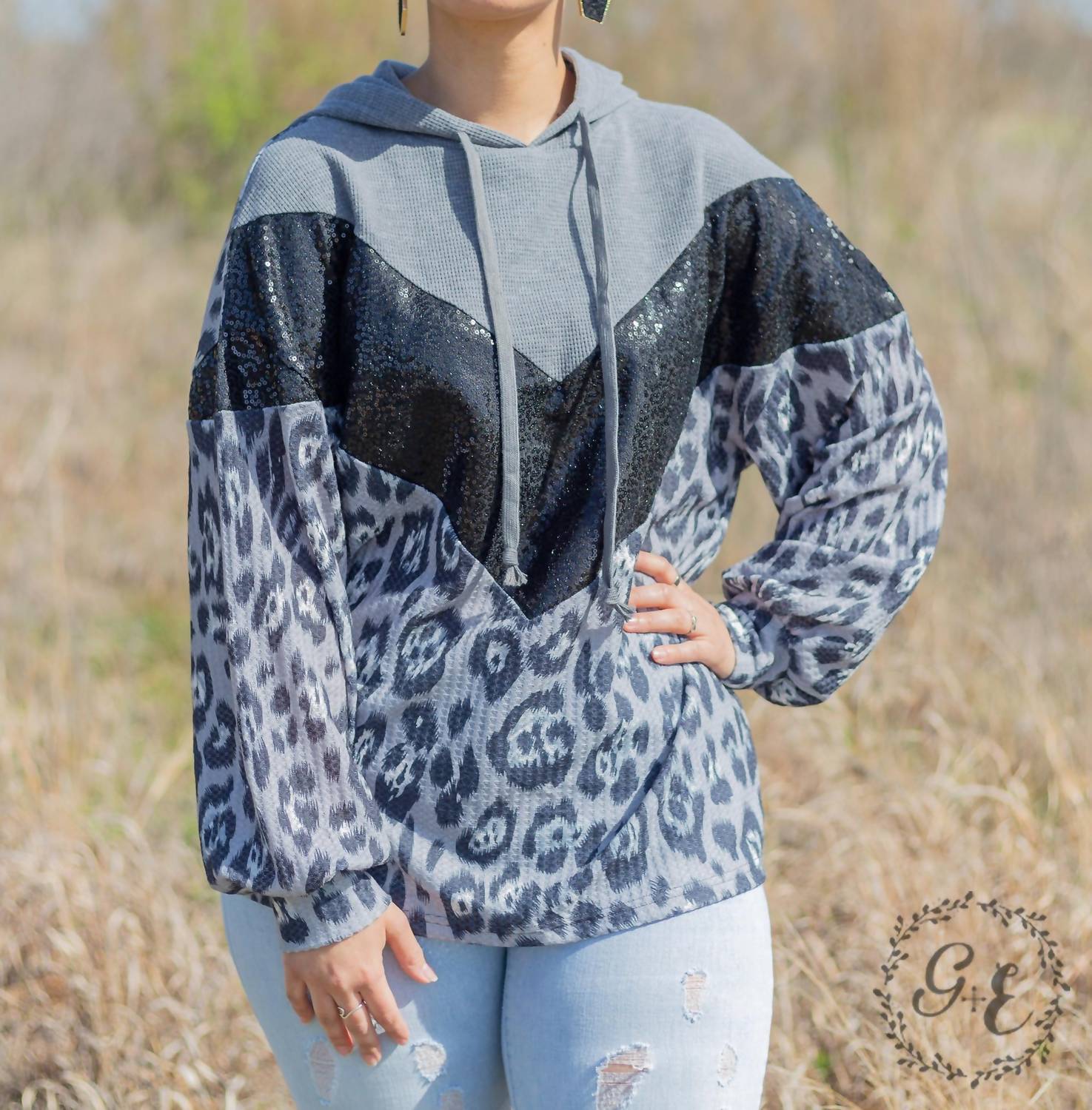 

Толстовка с капюшоном Smokey Leopard с рукавами-фонариками серого цвета Southern Grace