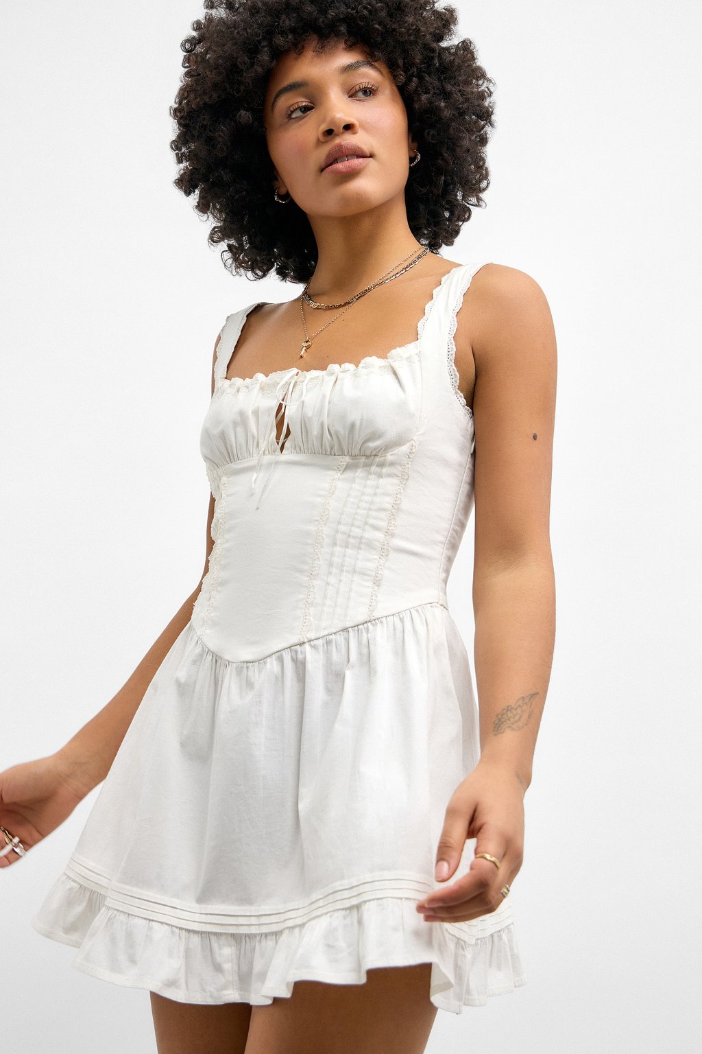 

Повседневное платье GABRIETTE MINI DRESS BDG Urban Outfitters, белый