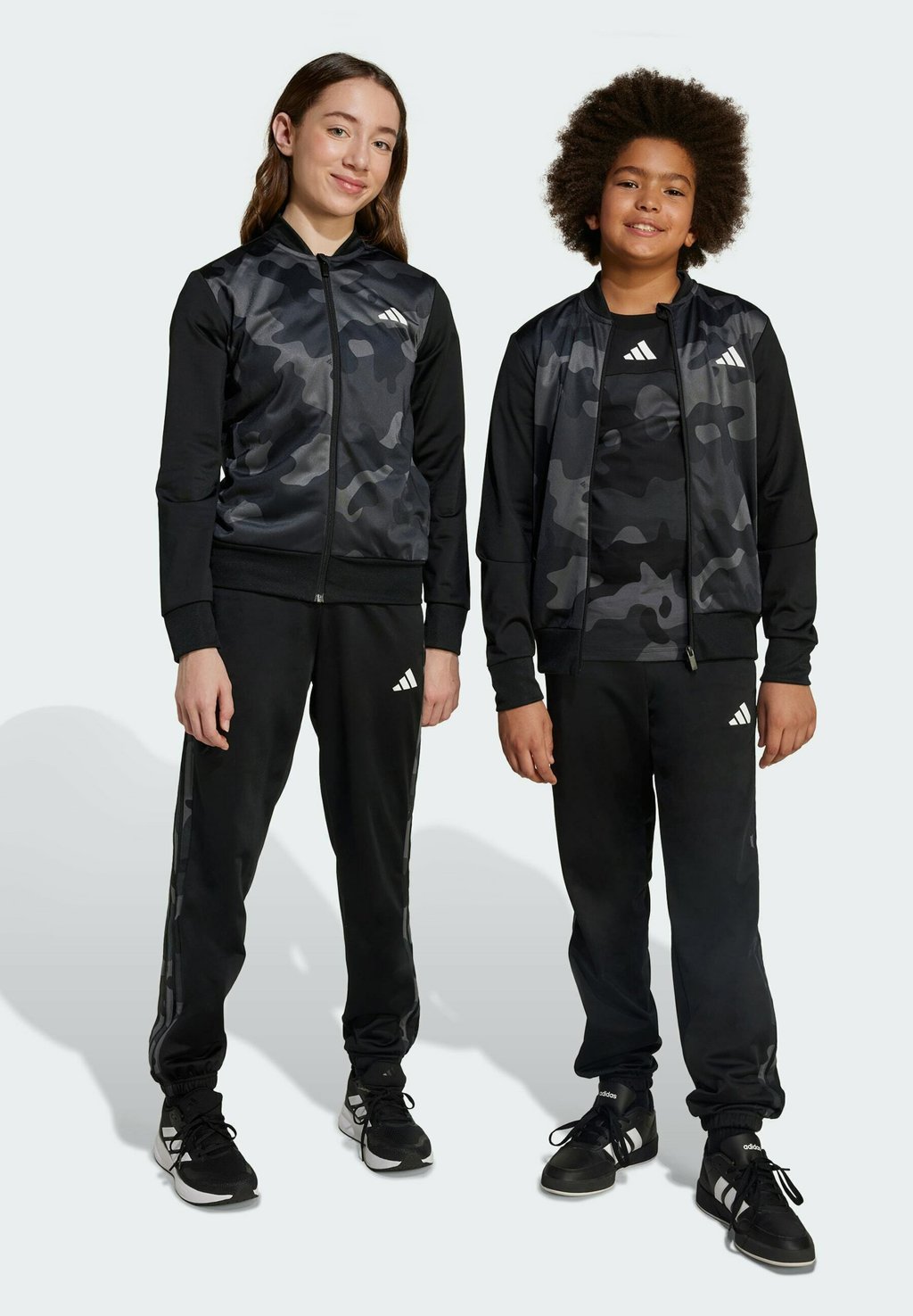 

Костюм SEASONAL ESSENTIAL CAMOUFLAGE TRICOT 3-STRIPES ALL OVER PRINTED Adidas Sportswear, черный