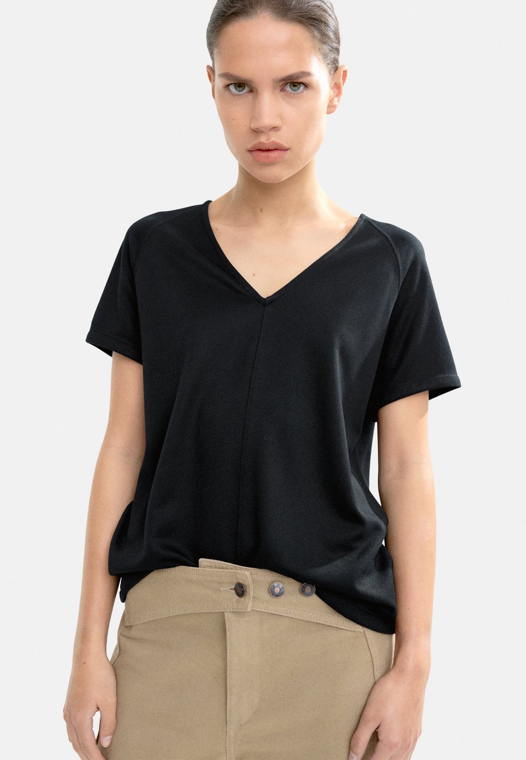 

Базовая футболка V-NECK PARFOIS, черный