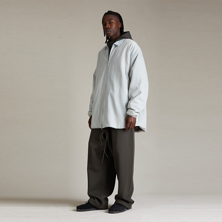 Куртка-рубашка из джинсовой ткани с наполнителем Fear Of God Essentials, цвет Wash denim /Light Wash Denim — фото 4