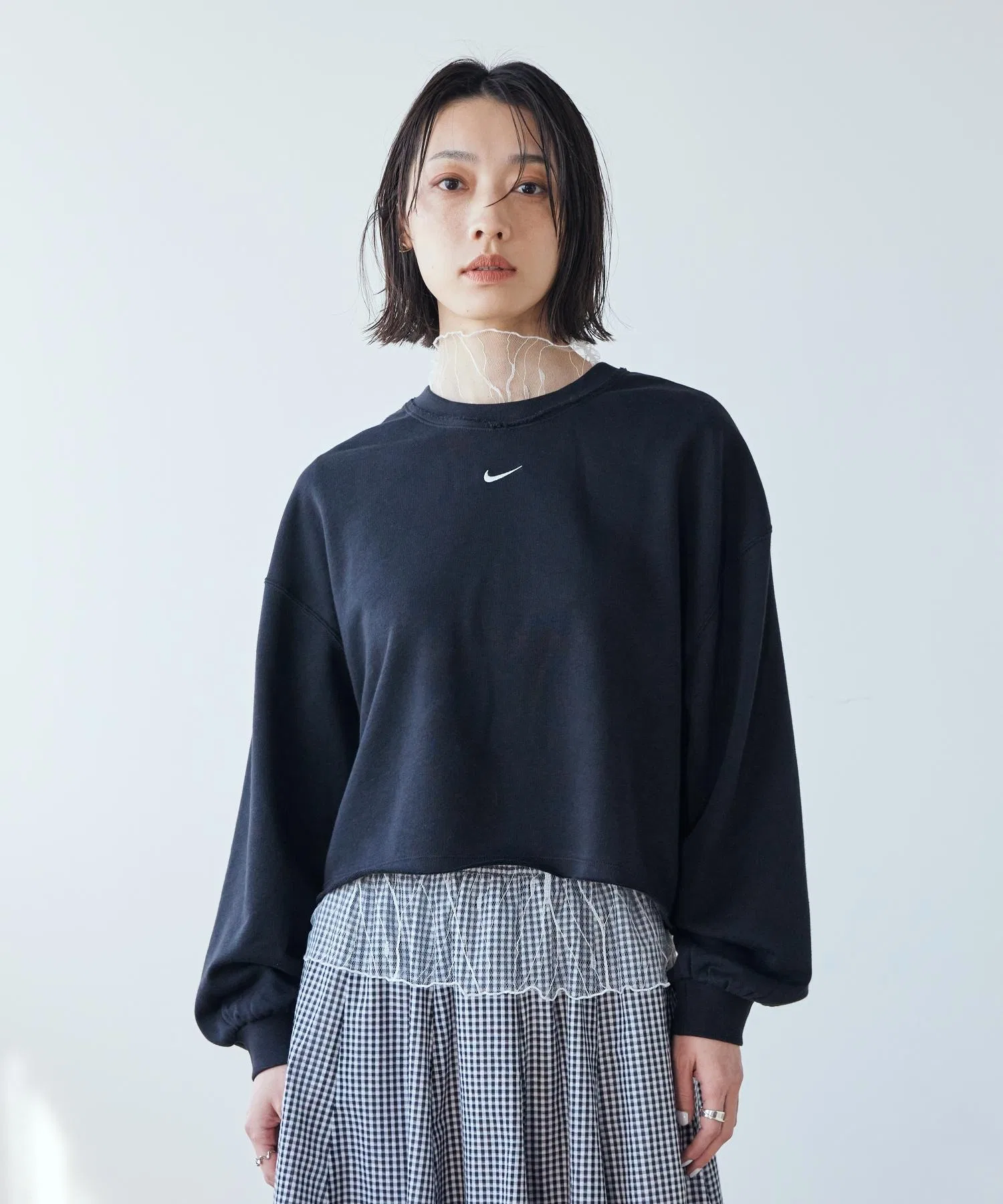 Женская толстовка Nike Sportswear Chill Terry Oversized French Terry с круглым вырезом, модель IF0229-010, черная. — фото 2