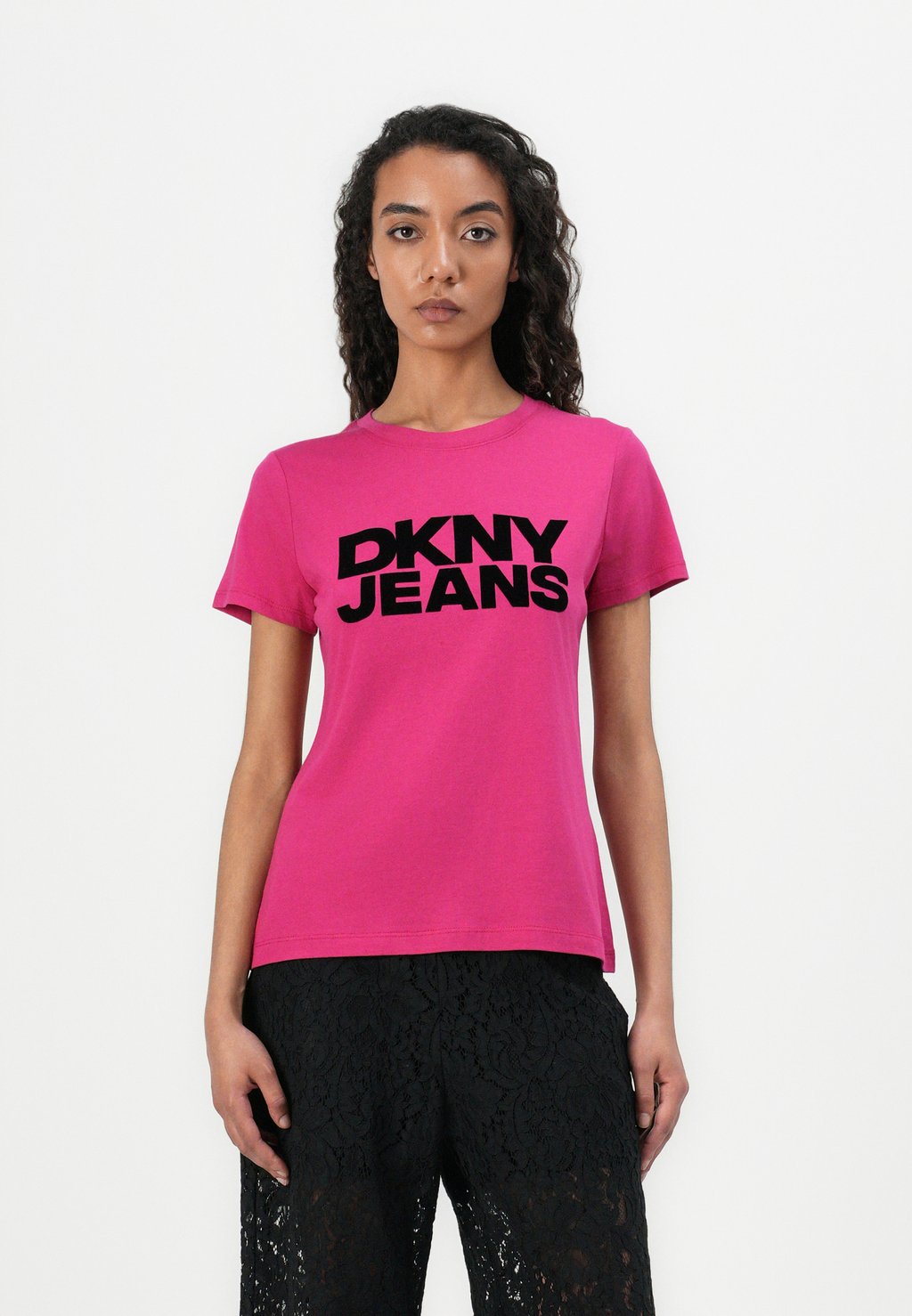

Футболка с принтом FLOCKED LOGO CREW NECK TEE DKNY, цвет Wild Berry/Black