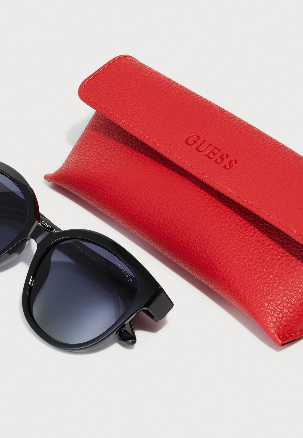 

Солнцезащитные очки Guess, черный