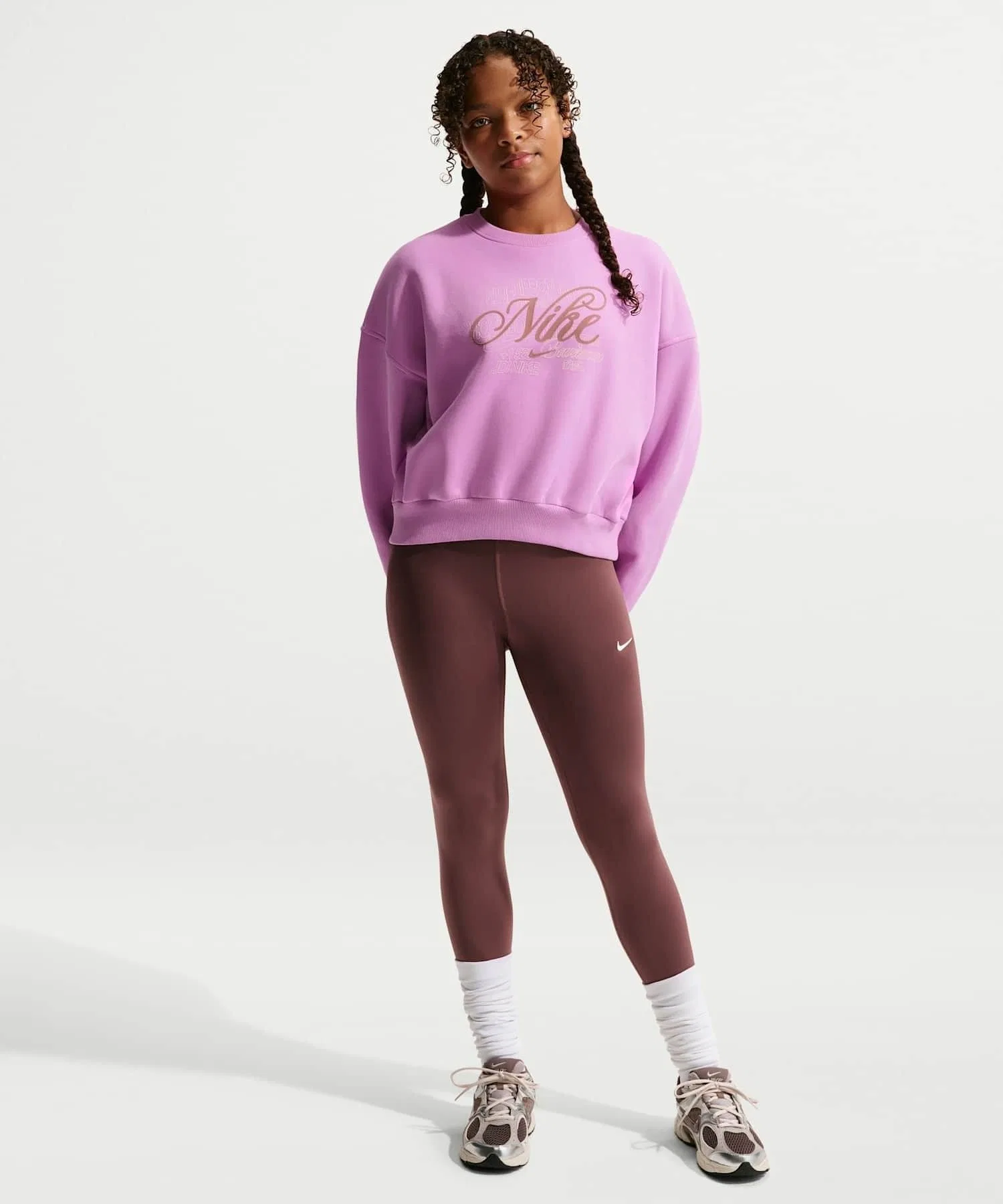 Детская флисовая толстовка Nike Sportswear Club Junior (для девочек) свободного кроя с круглым вырезом IF1727-503 светло-пурпурного цвета — фото 4