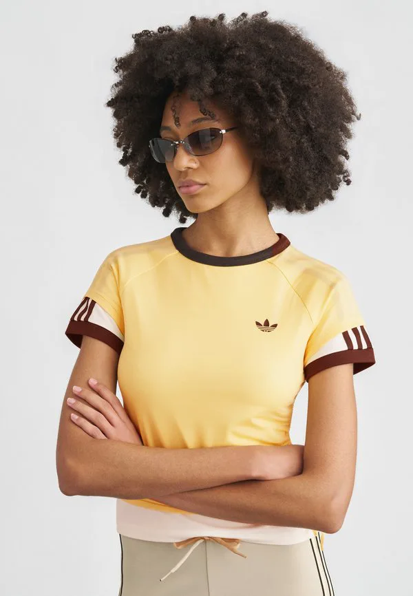 

Футболка с многослойным принтом calitee Adidas Originals, Orange Tint/Off White, Белый, Футболка с многослойным принтом calitee Adidas Originals, Orange Tint/Off White