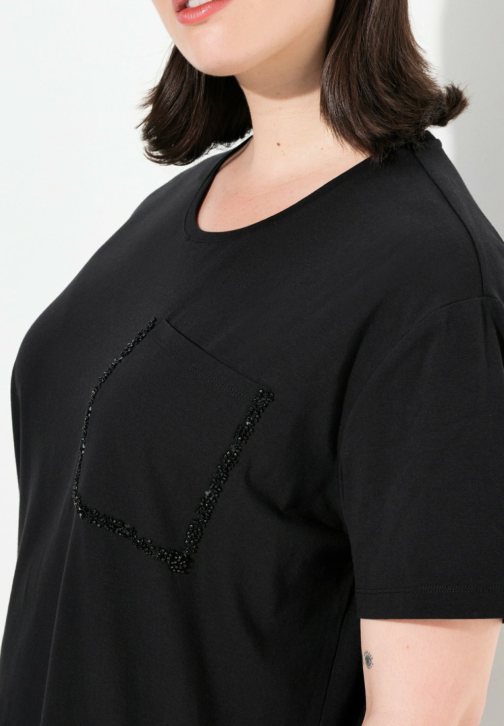 

Футболка с принтом BEADED POCKET SHORT SLEEVE Ulla Popken, черный
