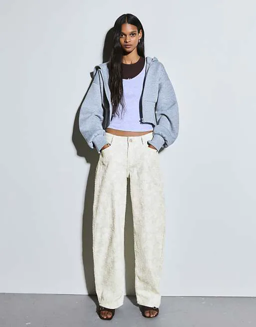 

Коричневые мешковатые джинсы с фактурным принтом и низкой посадкой Bershka