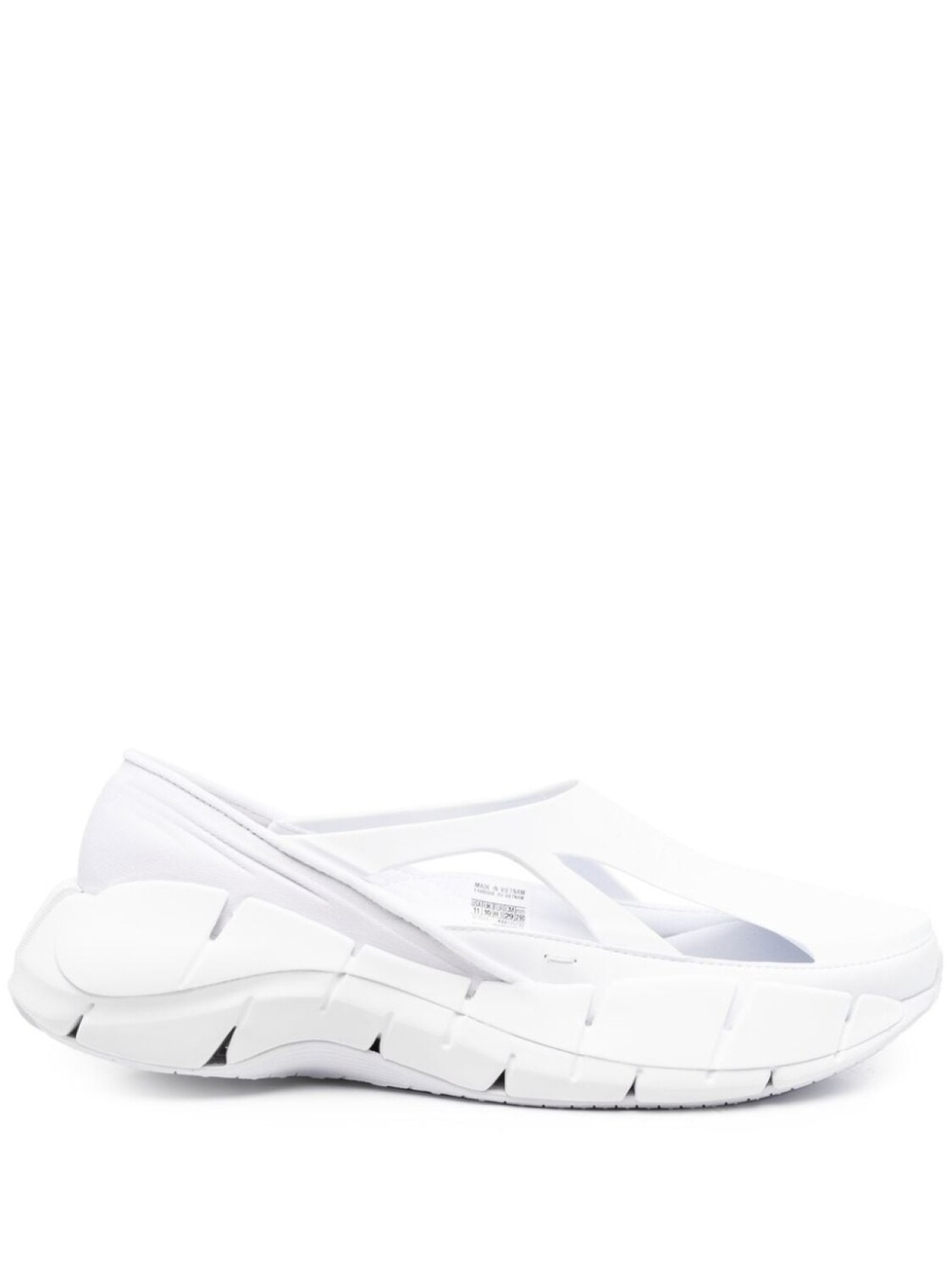

Maison Margiela слипоны с вырезами из коллаборации с Reebok, белый