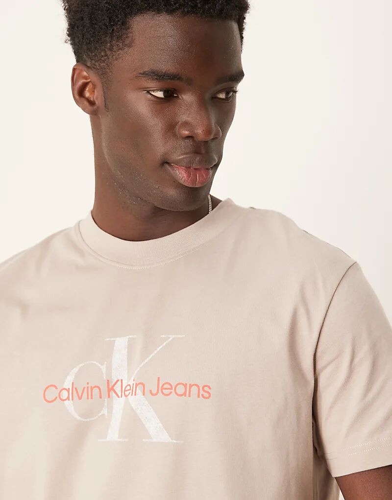 

Футболка с большим логотипом бежевого и красного цветов Calvin Klein Jeans