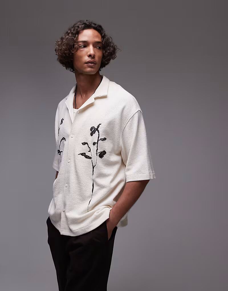 

Рубашка Topman свободного кроя из фактурного джерси с пуговицами и цветочной вышивкой цвета экрю
