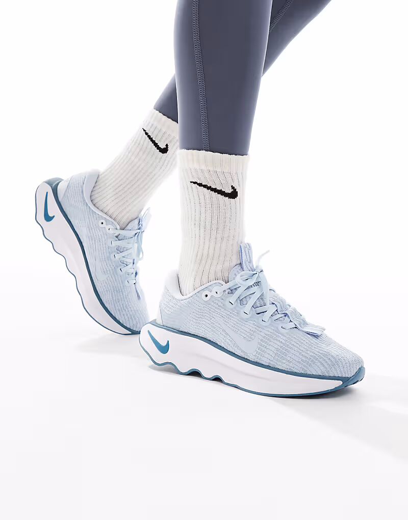 Кроссовки унисекс Nike Training Motiva светло-голубого цвета — фото 4