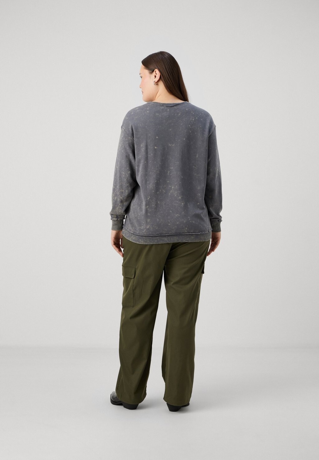 

Свитер CARLEONI LIFE O NECK ONLY Carmakoma, серый