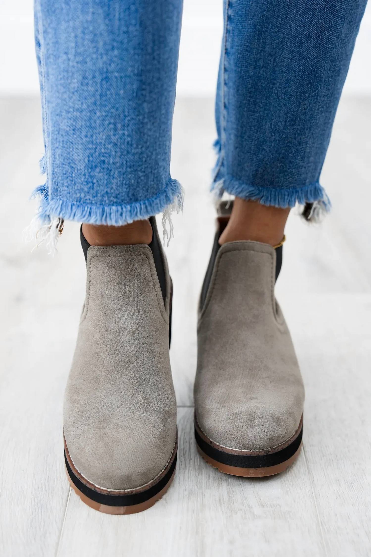 Женские ботильоны Love You A Latte из серой замши Corkys Footwear, серый — фото 3