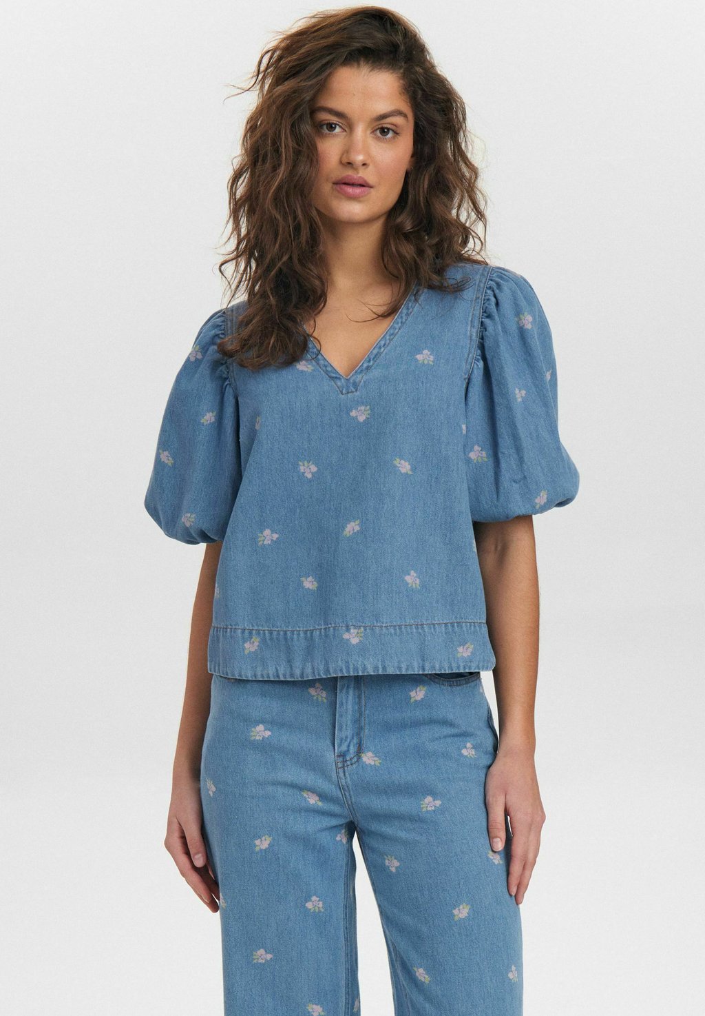 

Блуза NUIBIZA Nümph, цвет Medium Blue Denim