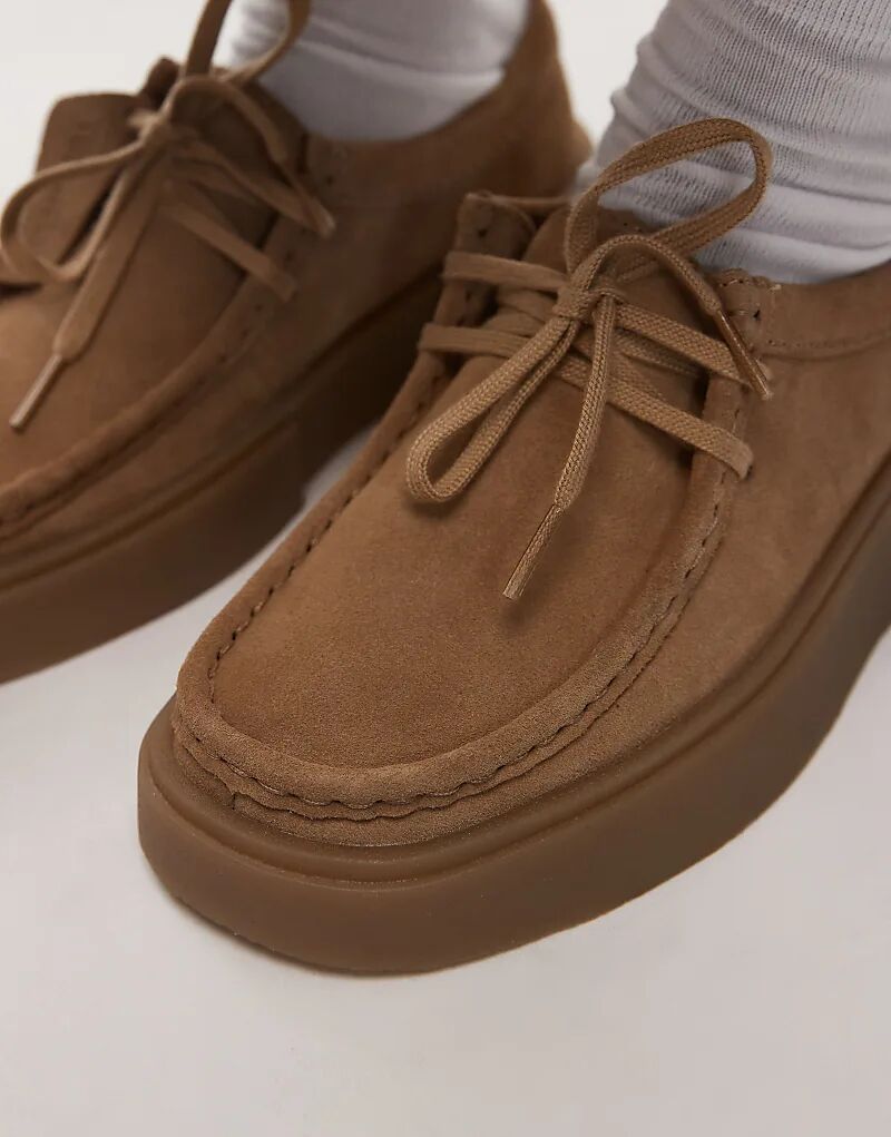 Туфли Clarks Torview из кожи с кисточками из темно-песочной замши — фото 2