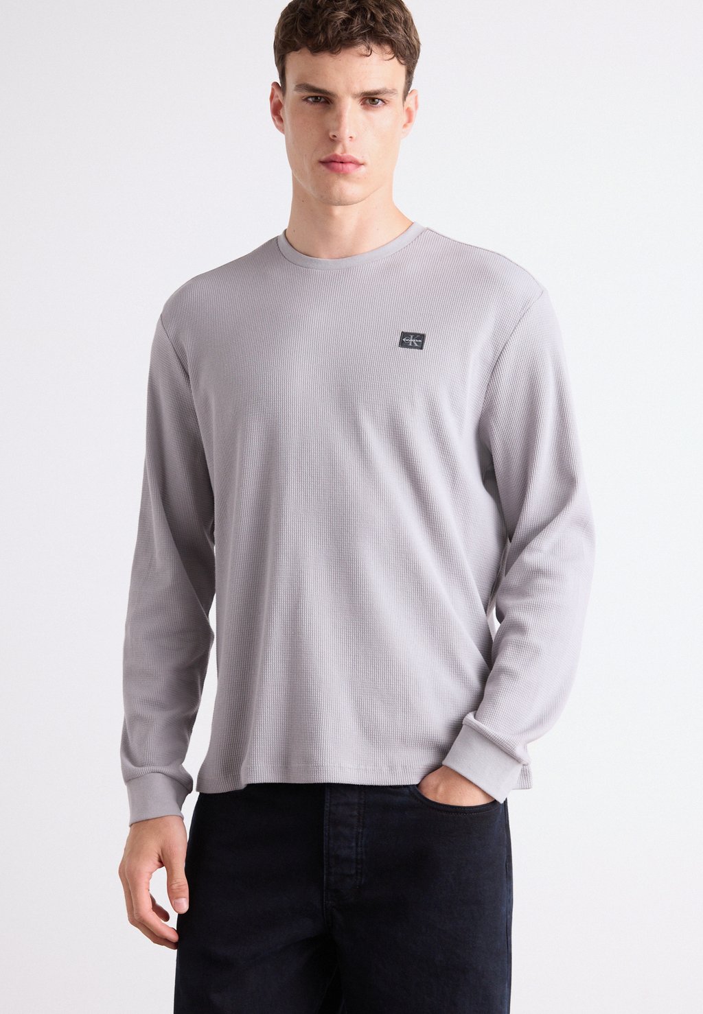 

Лонгслив BADGE Calvin Klein Jeans, серый