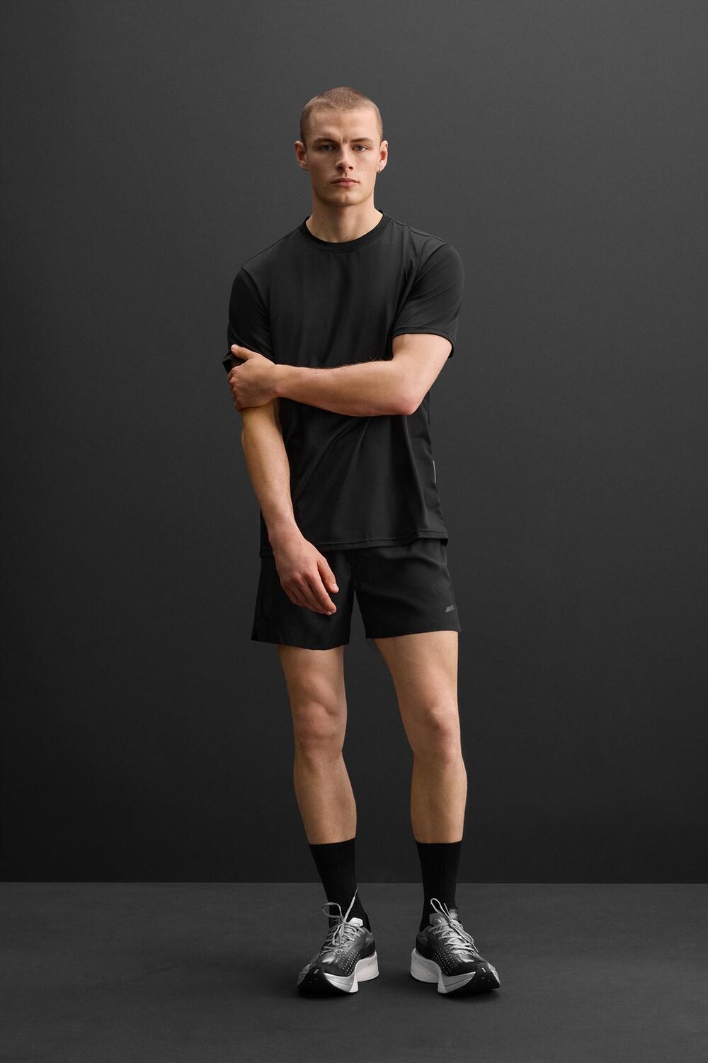 

Перфорированная техническая футболка ZARA, черный