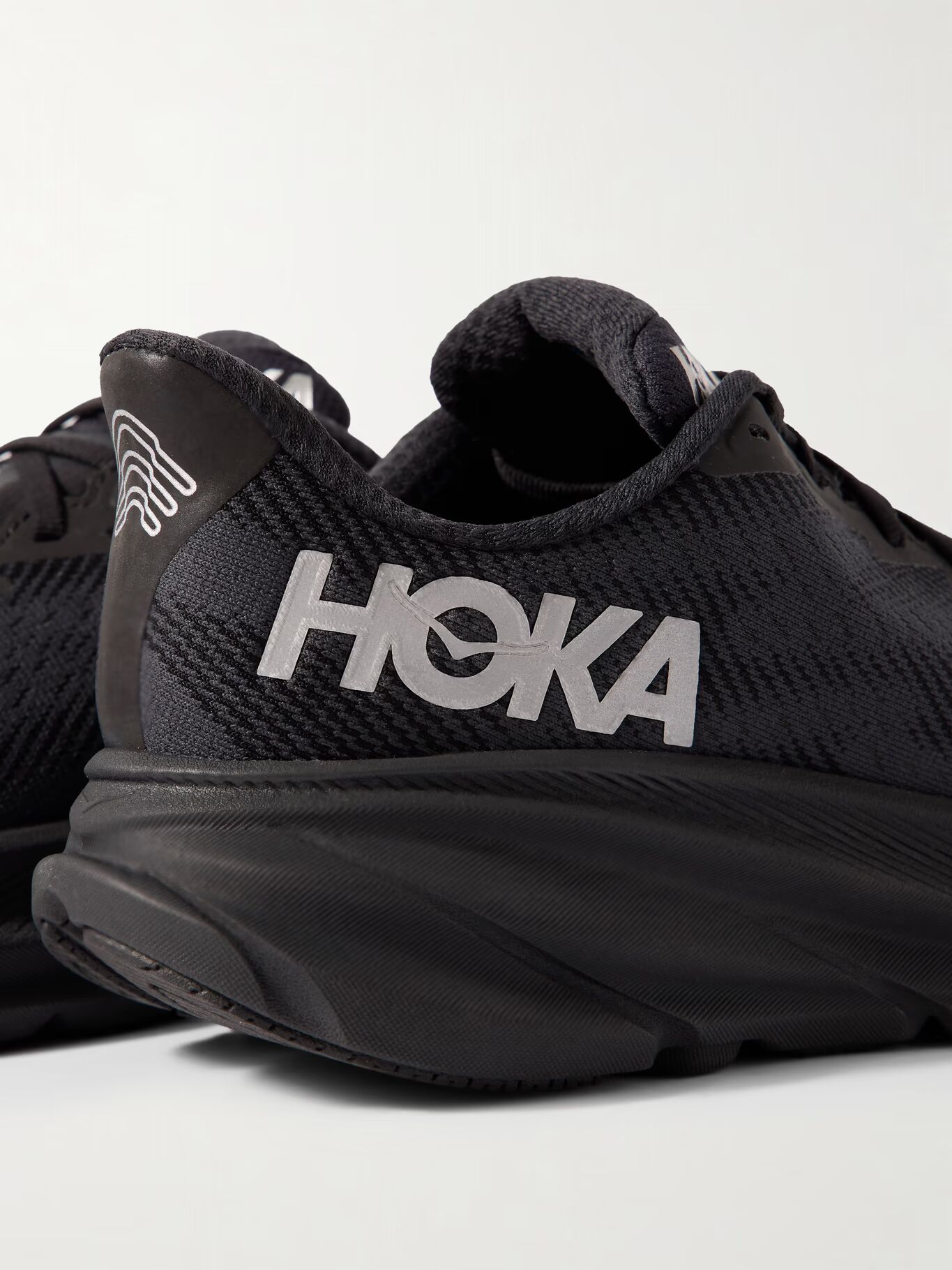 

Кроссовки Clifton 9 Invisible Fit с резиновой отделкой из переработанного материала GORE-TEX HOKA, черный