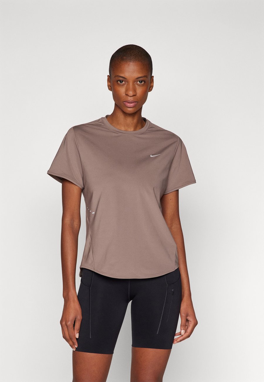 

Спортивная футболка Nike Performance SWIFT TOP, Mink Brown/Reflective Silver/Taupe